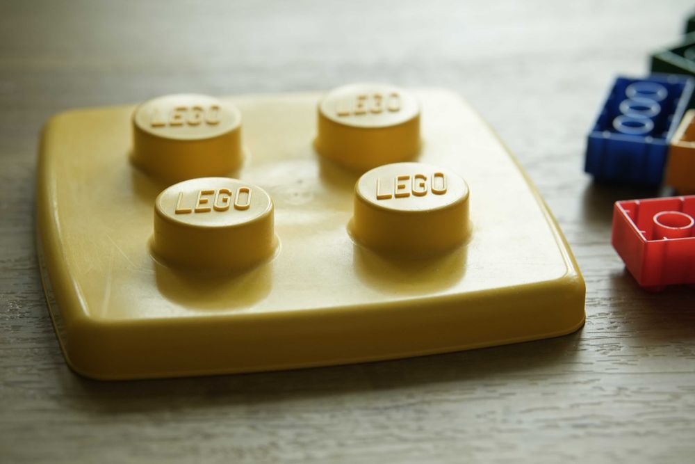 Balde cheio de peças Lego Duplo