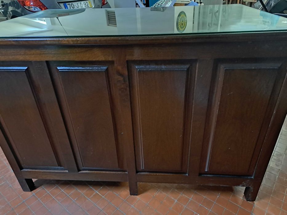 Secretária em mogno maciça, tampo protegido por vidro, oferta cadeira