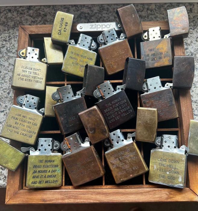 Colecção extraordinária de 12 Zippos originais e usados na Guerra do Vietnam, conservação 5*