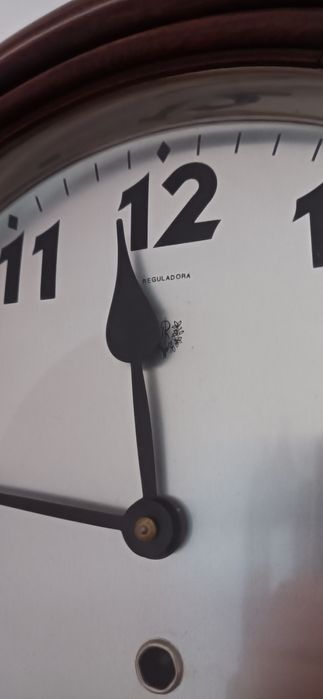 Relógio de parede marca "A Reguladora"