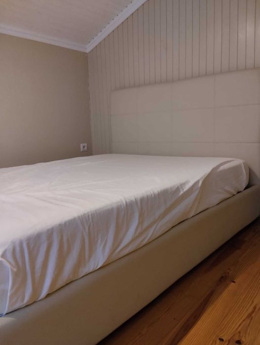 Cama com colchão e estrado