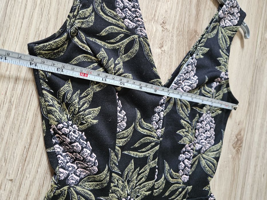 Śliczna rozkloszowana sukienka w ananasy h&m dekolt V rozkloszowana