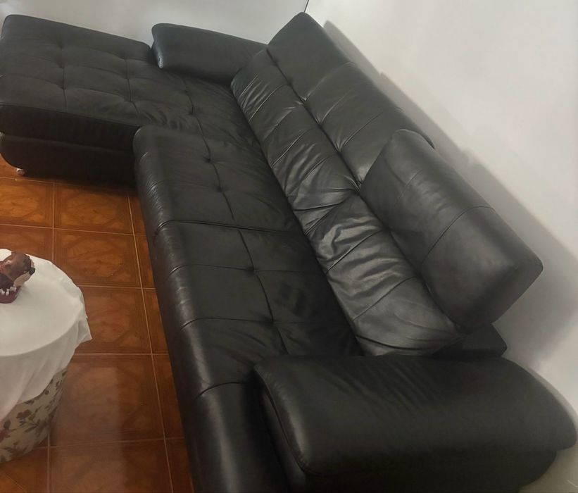Sofá preto de cabedal