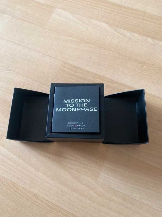 Omega x Swatch Snoopy SO33B700 - New Moon Limited Edition