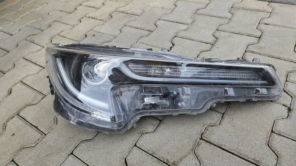 Reflektor prawy do Toyoty Corolli Hybrydy