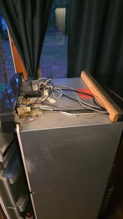 Sprzedam używaną chłodziarko-zamrażarkę Dometic RM 7850 L.