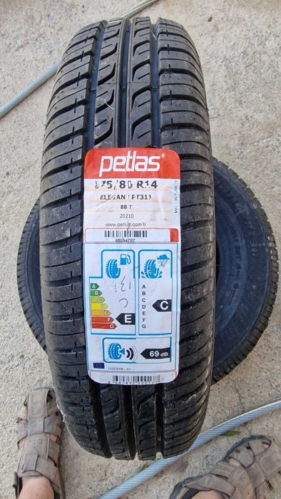À venda 2 pneus 175/80 R14 NOVOS