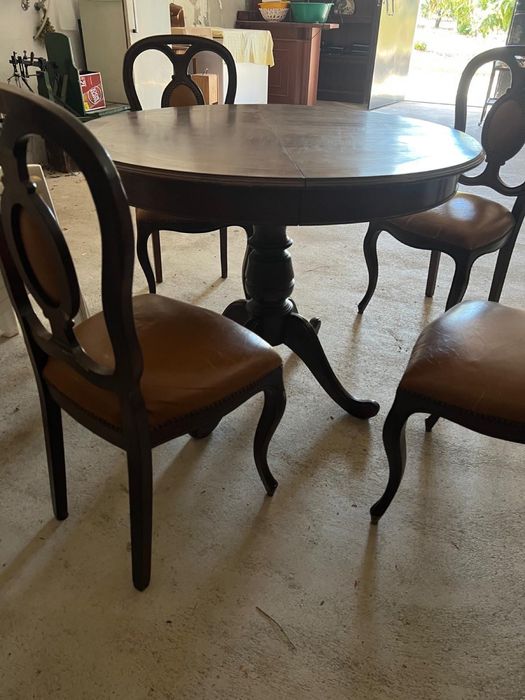 Mesa redonda extensivel e cadeiras