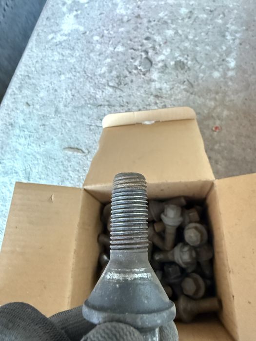 Болти колісні оригінальні  vivaro trafic primastar