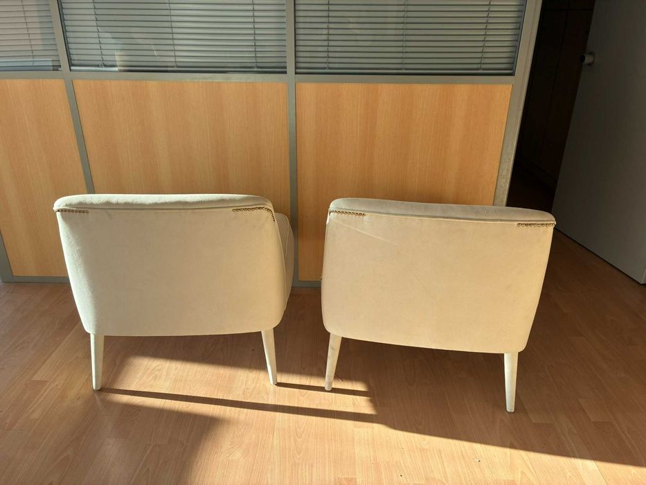 conjunto de 2 (duas) poltronas em tecido creme, sem braços