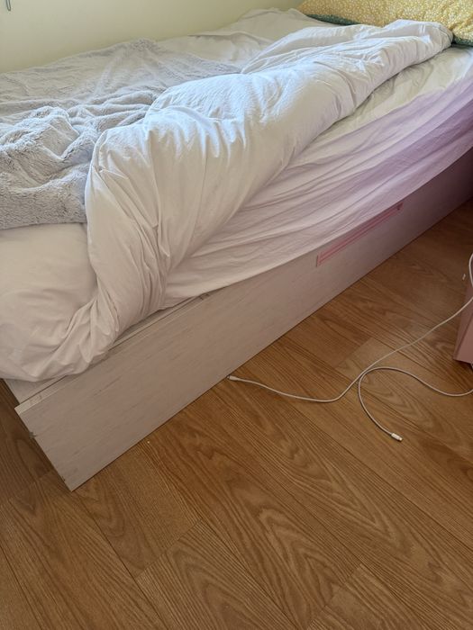 Cama de solteiro incluíndo mesa de cabeceira para criança