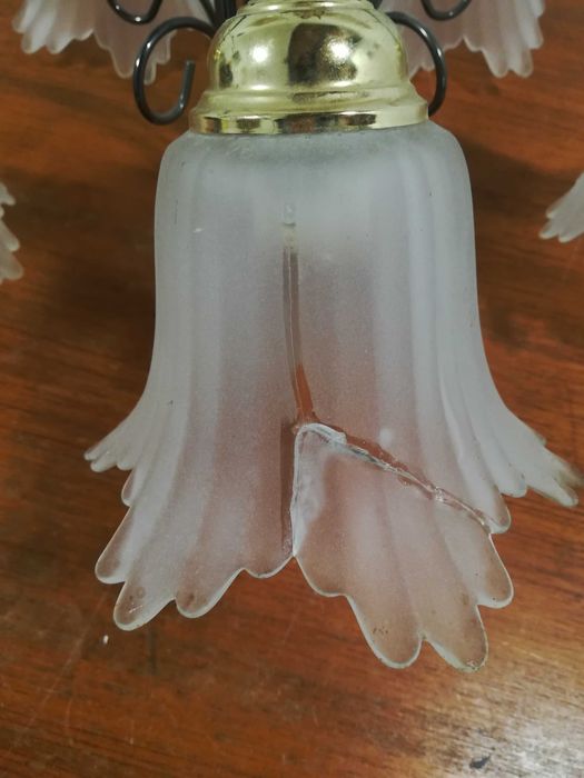 Lampa sufitowa pięcioramienna z białymi kloszami
