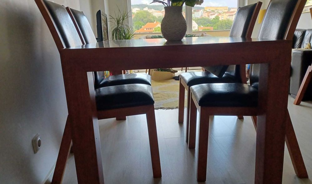 Mesa de sala extensível com 6 cadeiras