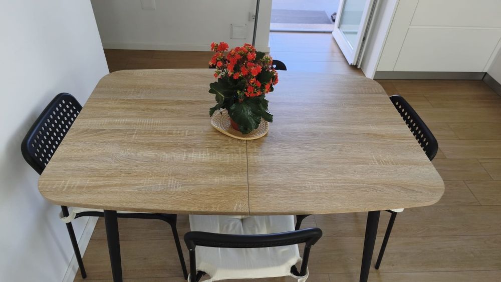 Mesa extensível ( 4 ou 6 lugares) com cadeiras