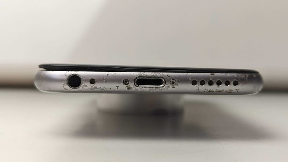 iPhone 6S com ecrã estragado (para arranjar ou para peças)