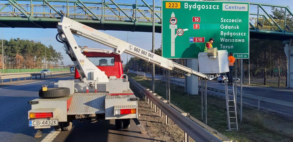 Usługa podnośnikiem koszowym.