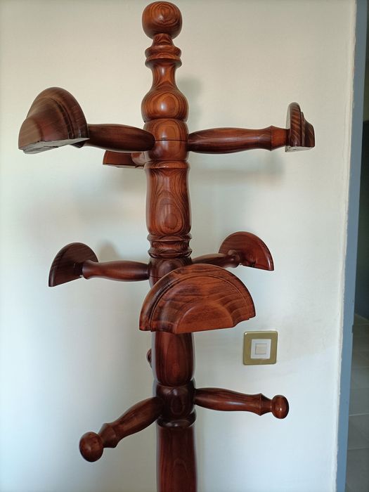 Cabide de pé em madeira