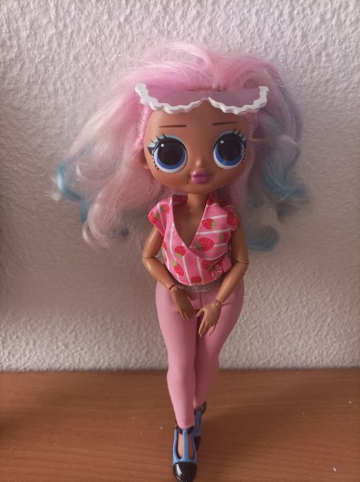 Bonecas LOL Surprise dolls com óculos e guitarras.