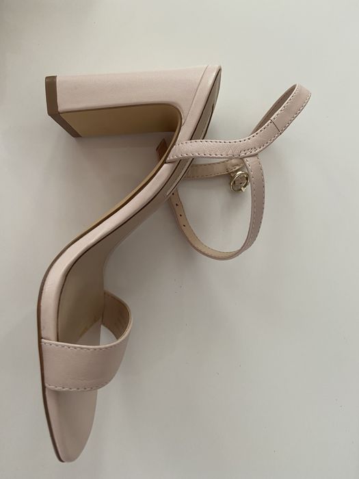Buty letnie na obcasie Mango