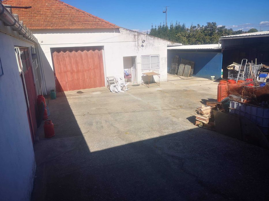 OPORTUNIDADE: Armazém com Potencial para Habitação Excelente oportunidade para investimento ou instalação do seu negócio.