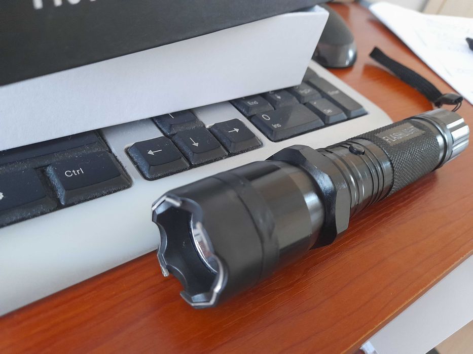 Latarka Taktyczna z paralizatorem idealna dal ochrony