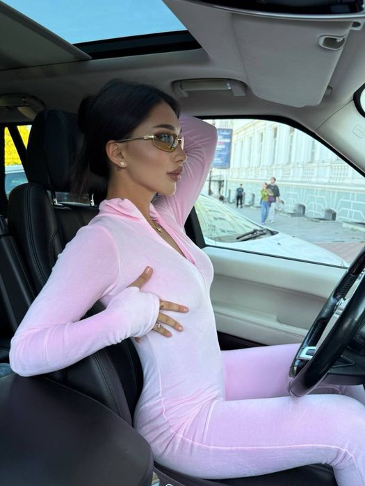 Трендовий велюровий комбінезон на блискавці з розрізами на рукавичках