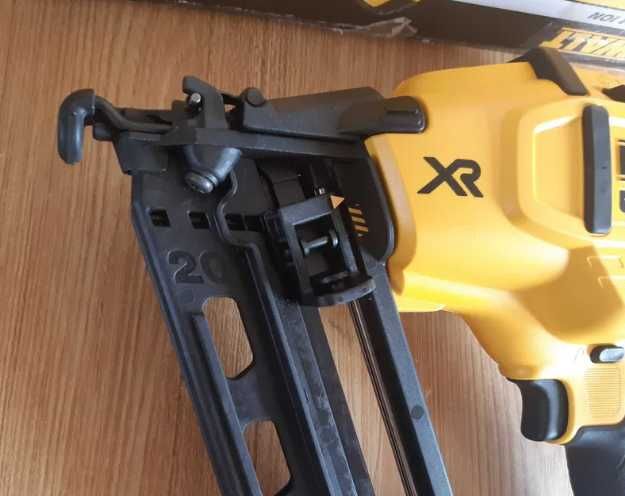 Gwoździarka  DeWalt DCN660 16 Ga 18V