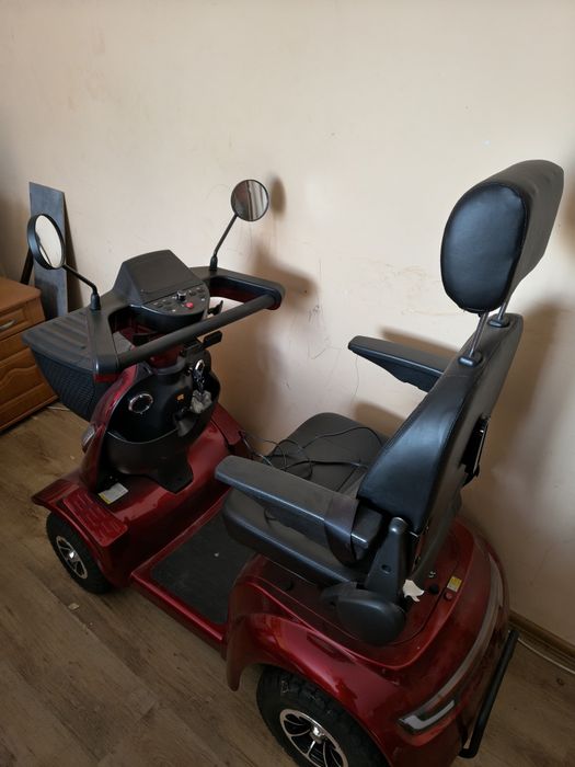 Nowy elektryczny wózek inwalidzki.