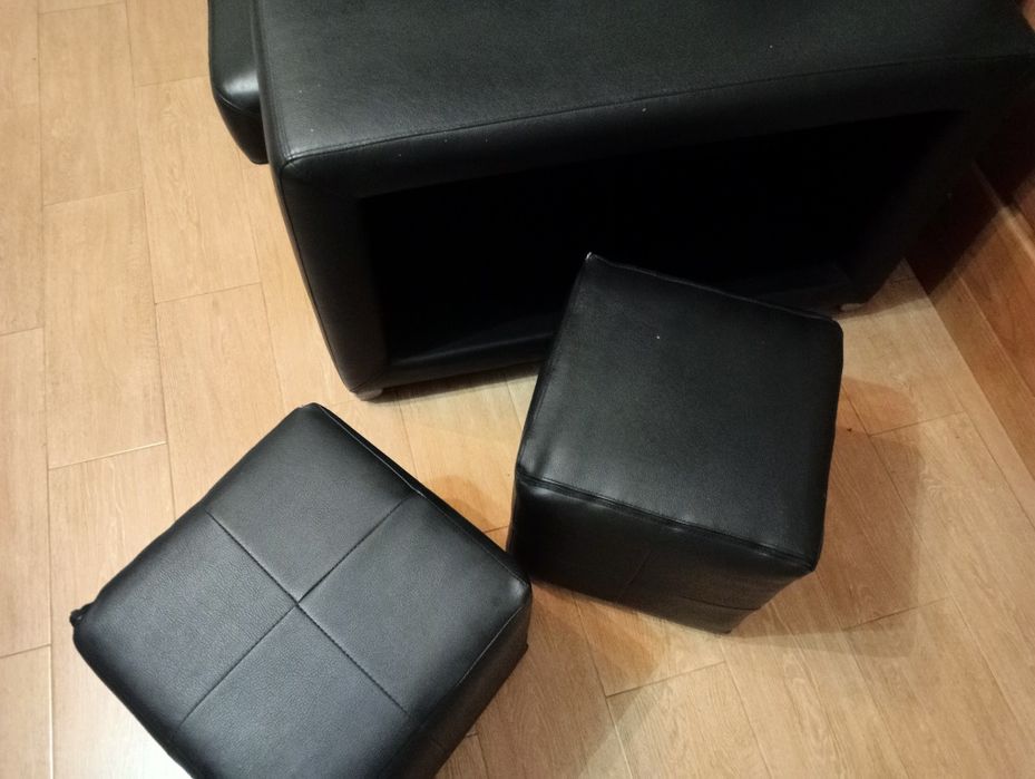 Sofá com chaise long+ 2 puffs