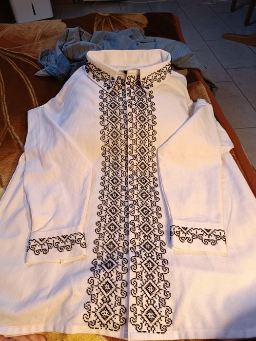 Продам вишиту чоловічу сорочку.