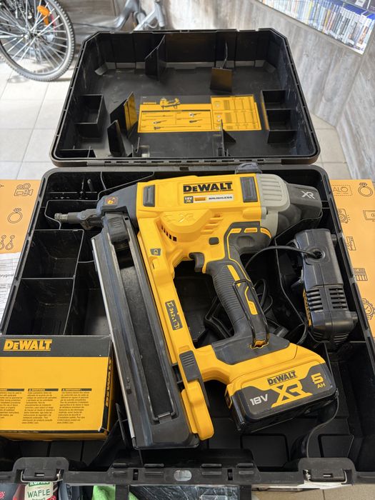 Gwoździarka akumulatorowa DEWALT DCN890N 18V+ bateria 5Ah. + ładowarka