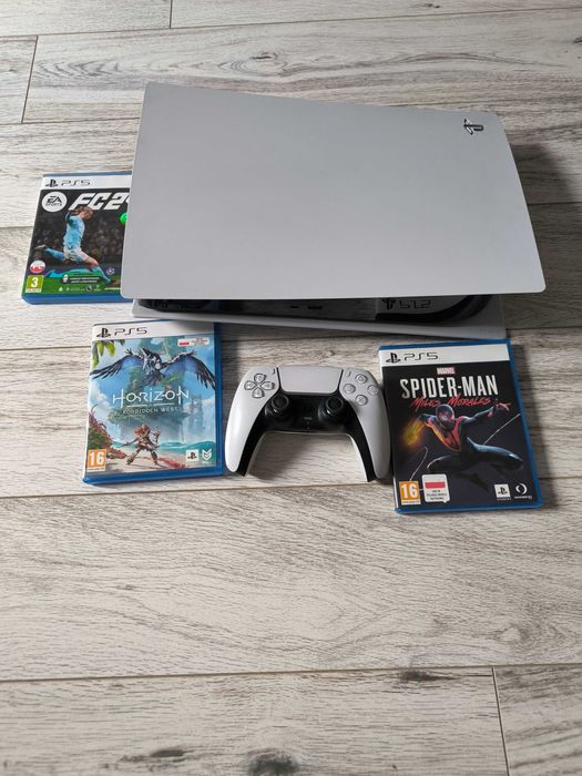 PlayStation 5 + 3 gry + 2 pady(1 uszkodzony analog) Stan bardzo dobry.