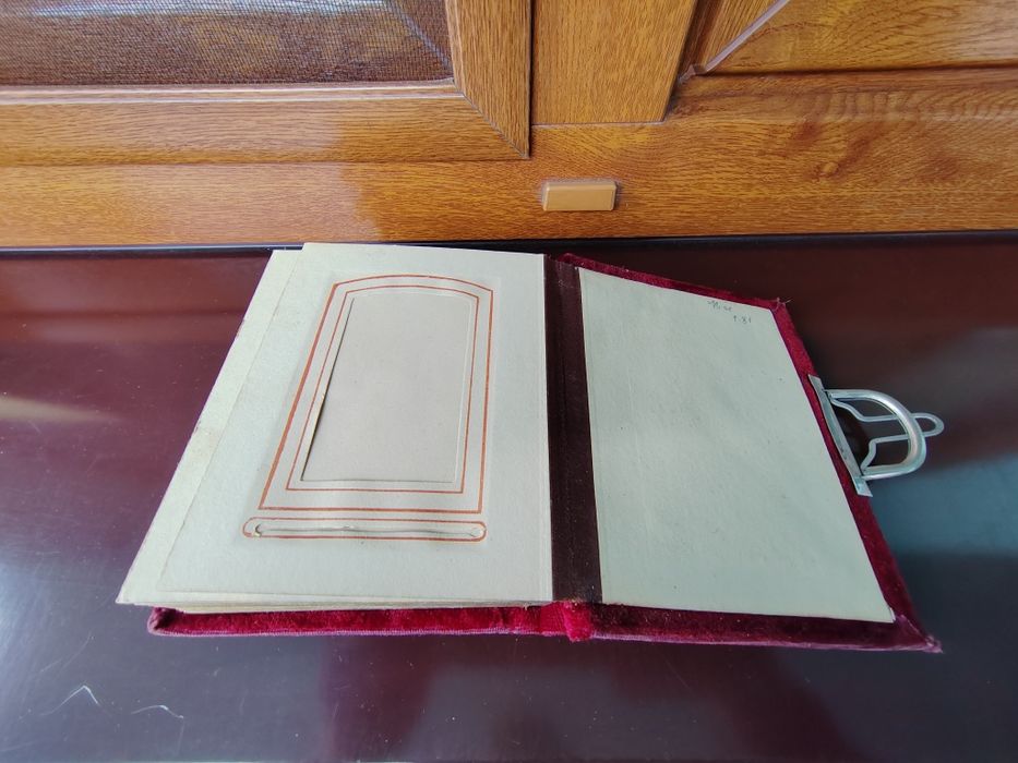 Stary album na zdjęcia kartonikowe