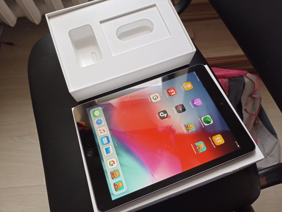 Большой планшет Apple Ipad Air 2/батарея 12 часов/ тонкий,шустрый.