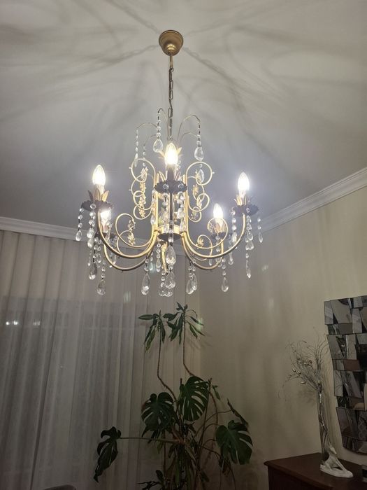 Lustre dourado com cristais