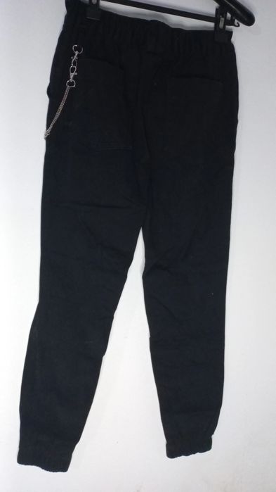 Calças pretas com corrente