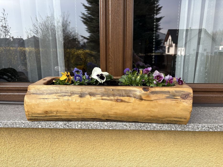 Drewniana donica na kwiaty