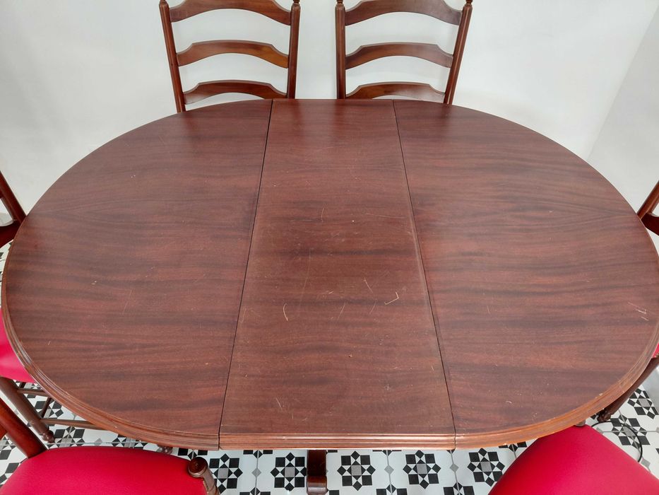 Mesa em madeira com 6 cadeiras em pele