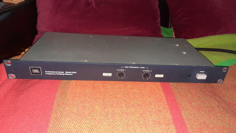 Crossover áctivo JBL