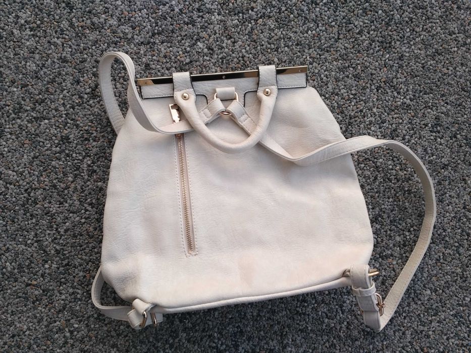 Plecak z eko skóry kremowy z uchem plecaczek elegancki