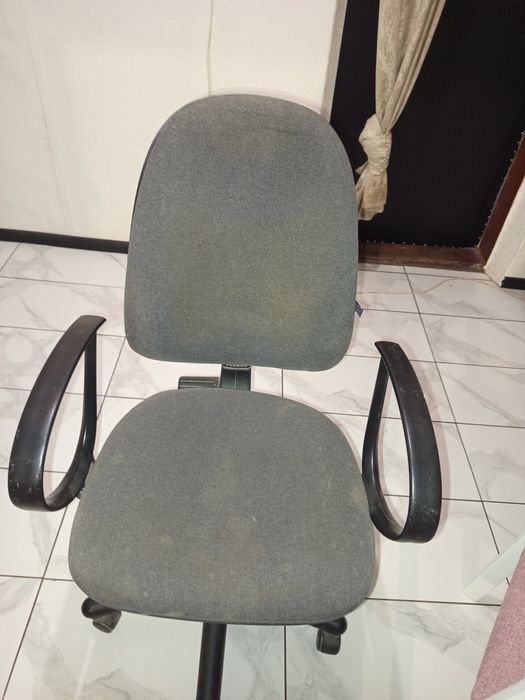 Продам стільці в судовому стані