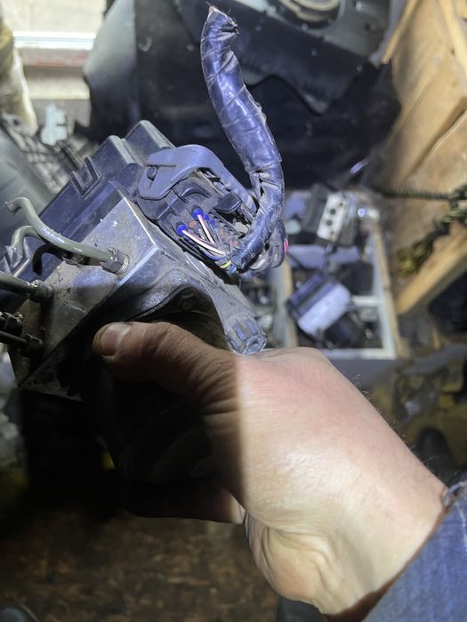 MR955425 Mitsubishi блок abs mitsubishi pajero sport