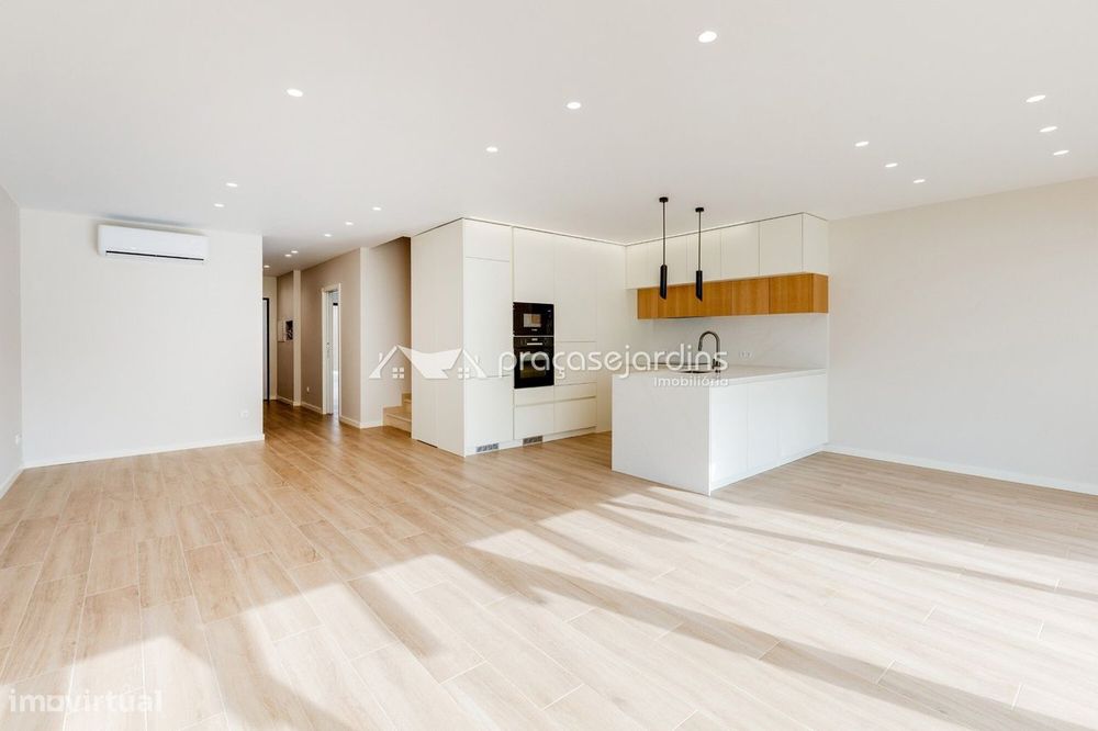 Moradia T3 de Arquitetura Moderna com Jardim e Garagem