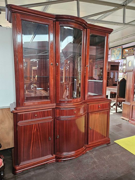 Excelente móvel em madeira maciça para sala ou escrit