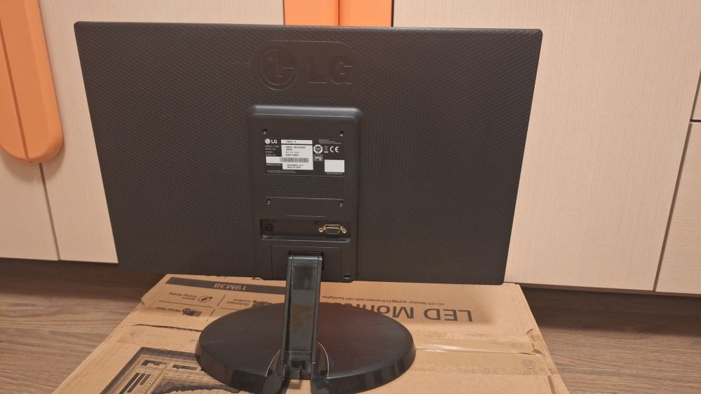 Monitor 19 cali LG 19M38