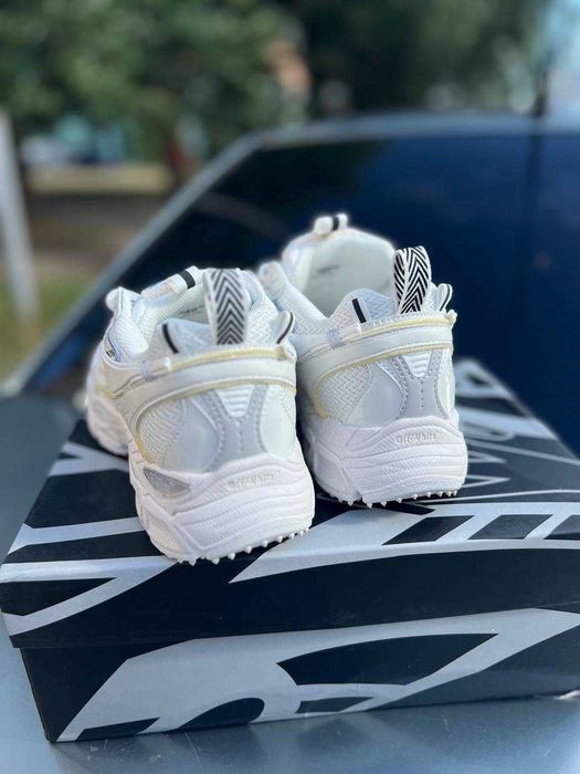 Продам кросівки Off-White "Be Right Back"