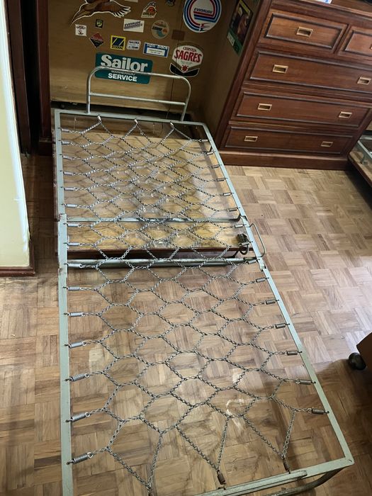 Sala com estante/aparador com camas de solteiro