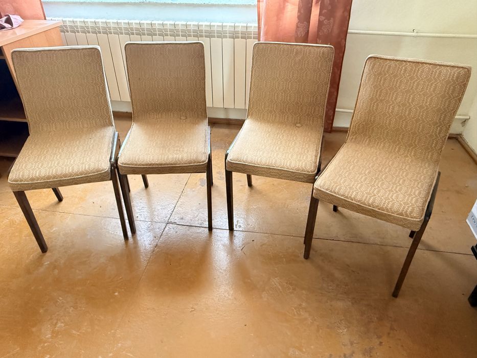 Sprzedam tanio stare krzesła