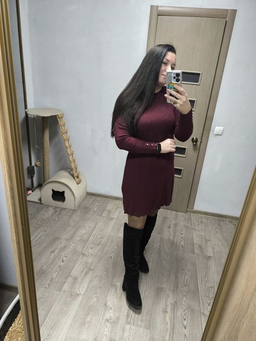 Плать бордовое тянется