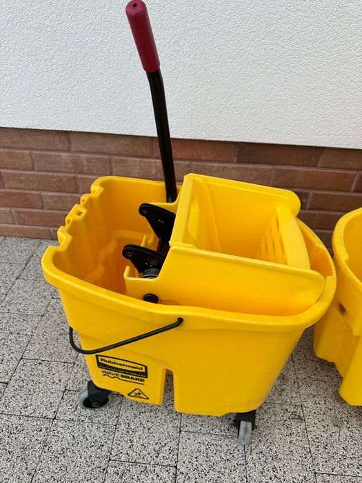 Rubbermaid solidne wiadro do mopa,  Commercial WaveBrake Mopping System,